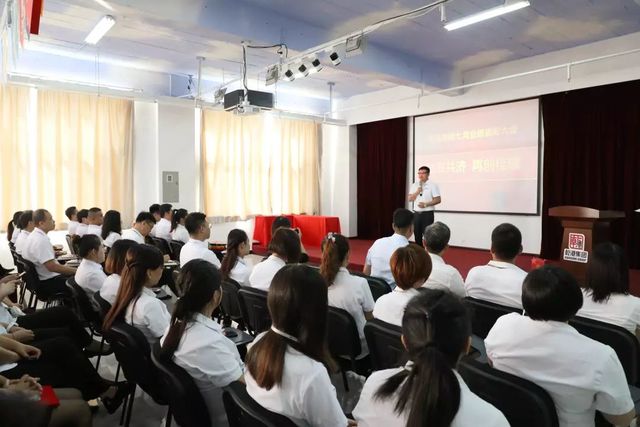 乾港集团七月员工表彰大会 乾港集团七月员工表彰大会