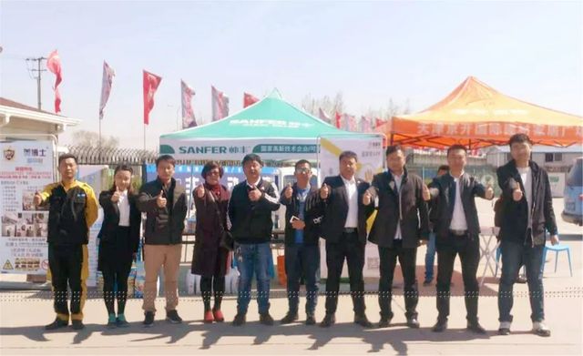 李总与乾港集团售后人员合影